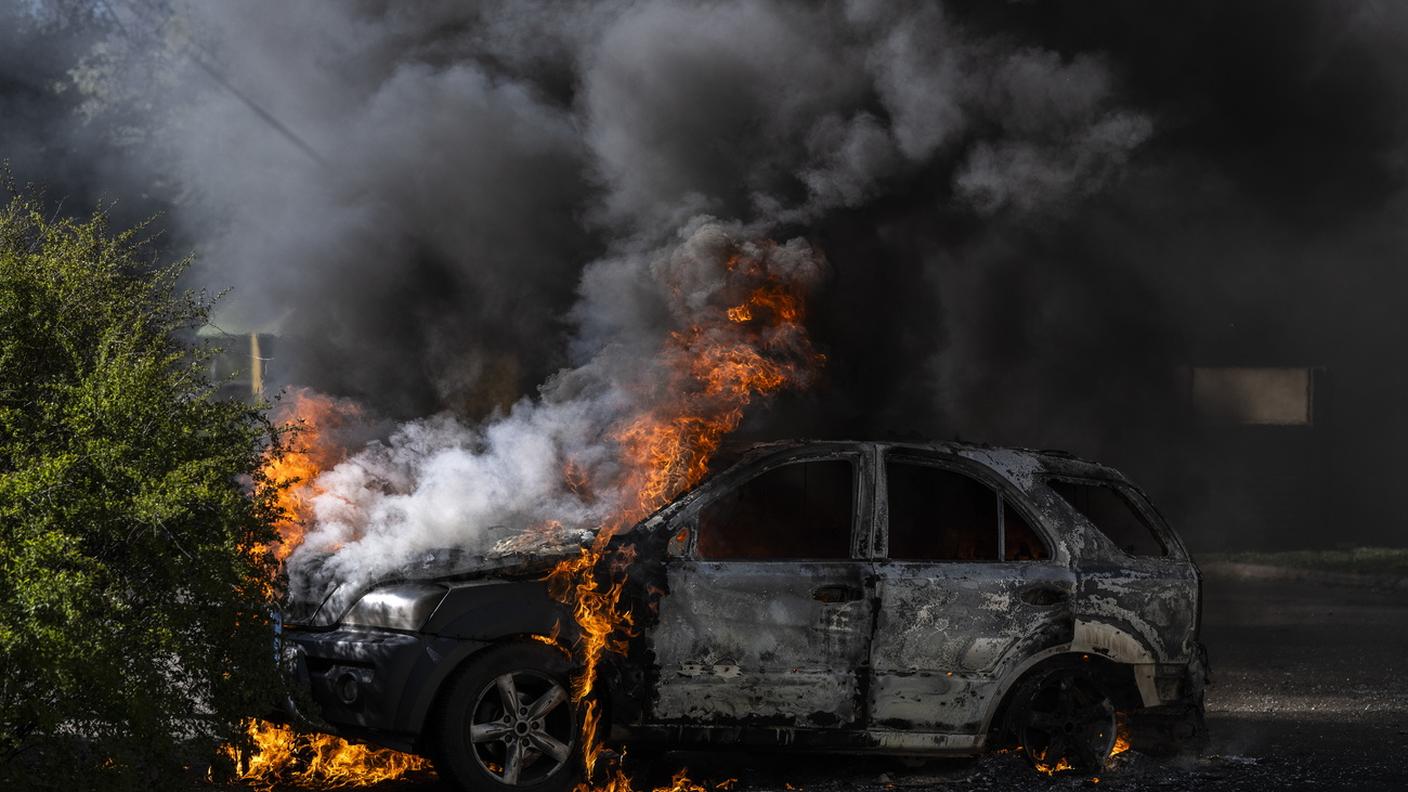 Un'auto in fiamme dopo l'attacco di un drone russo a Kramatorsk