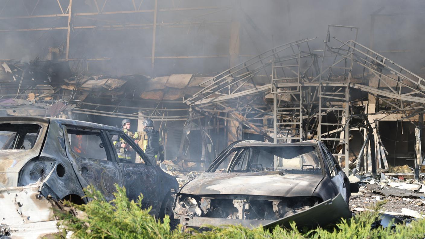 Un edificio bruciato dopo un attacco russo su Zaporizhia martedì