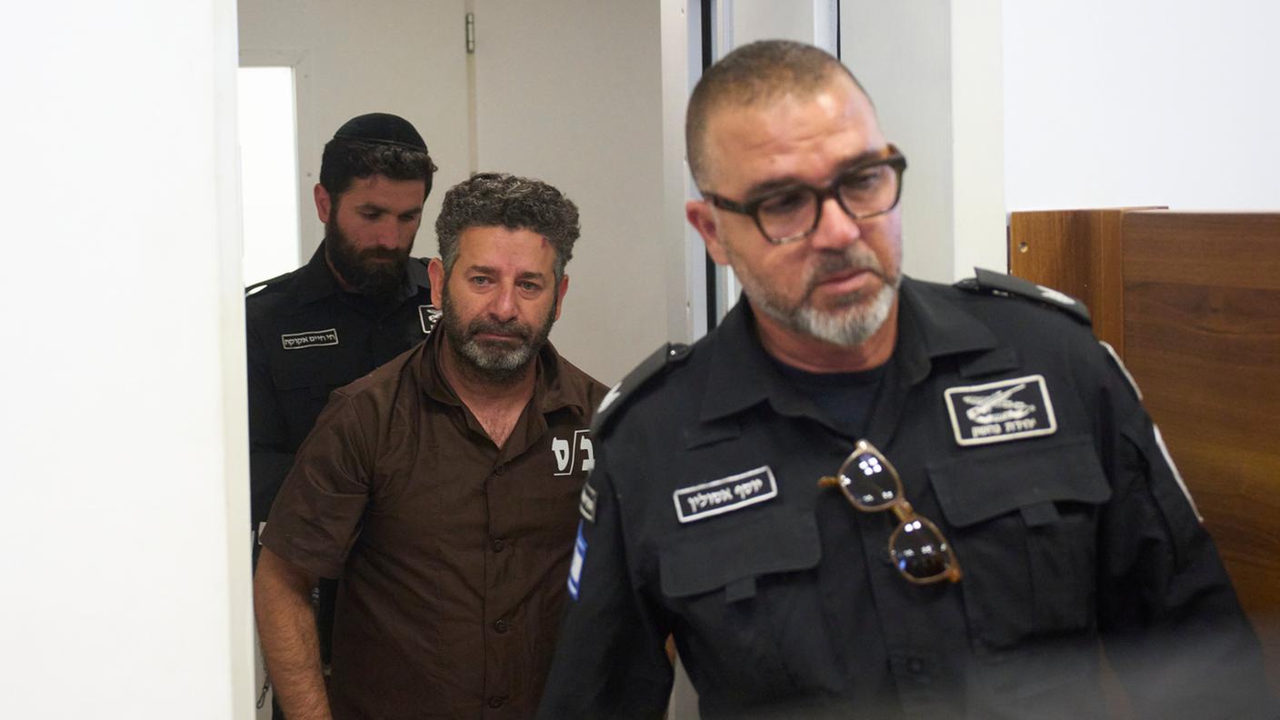 L'attivista Saif Abukeshek, membro della Global Sumud Flotilla, scortato dalle guardie presso il tribunale di Ashkelon, 3 maggio 2026.
