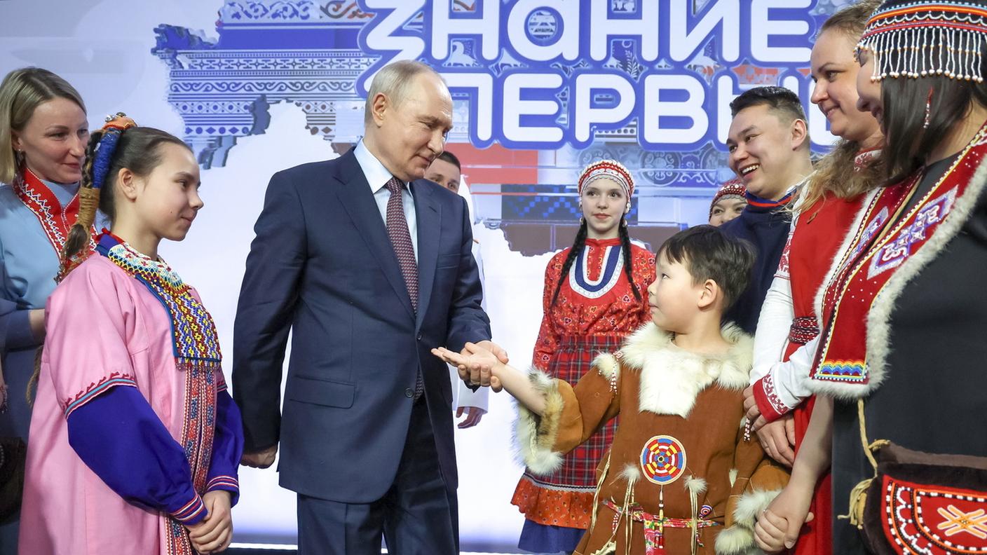 Una recente apparizione in pubblico di Putin, con i rappresentanti dei popoli nativi della Russia. Mosca, 30 aprile 2026