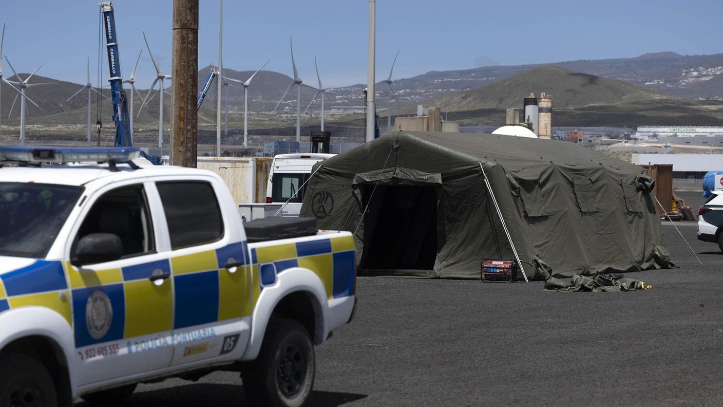 Nel porto di Granadilla a Tenerife ci si prepara ad accogliere la nave