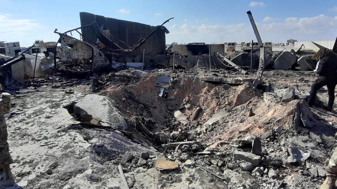 Soldati statunitensi constatano i danni a una loro base in Iraq