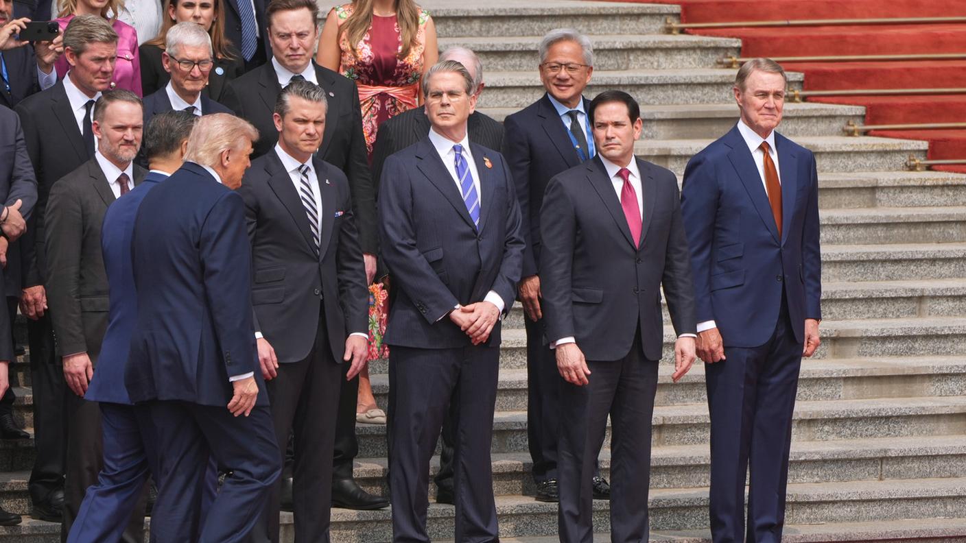 Trump a Pechino. Nella foto si vedono tra gli altri l'AD di Apple Tim Cook, Elon Musk e l'amministratore delegato di Nvidia, Jensen Huang 
