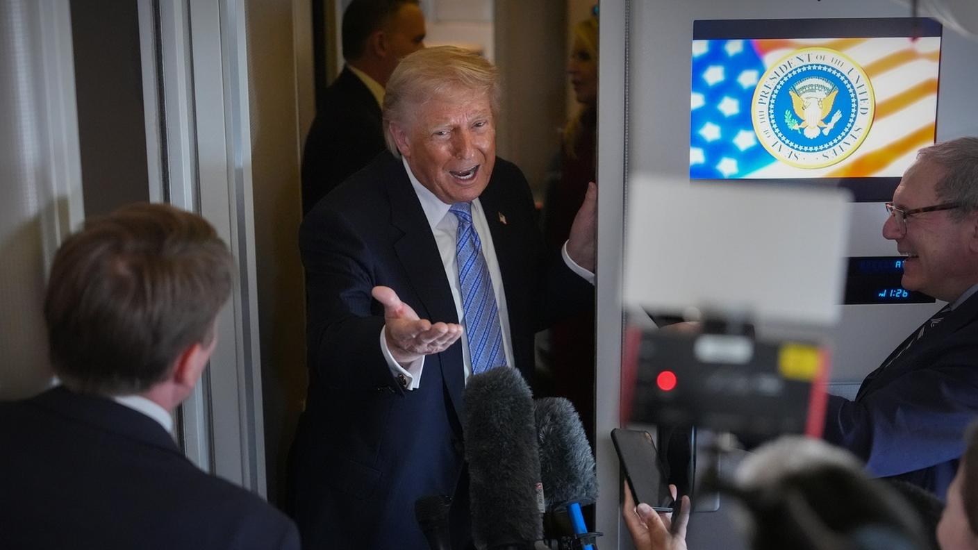 Donald Trump parla ai reporter sull'Air Force One, 15 maggio 2026