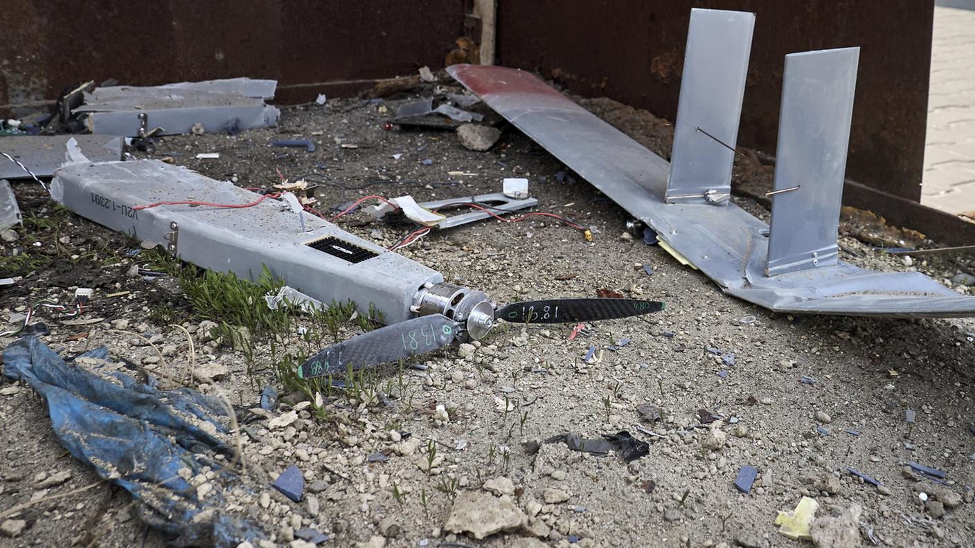 Detriti di un drone russo, qui ripresi a inizio mese dopo un'incursione a Kharkiv