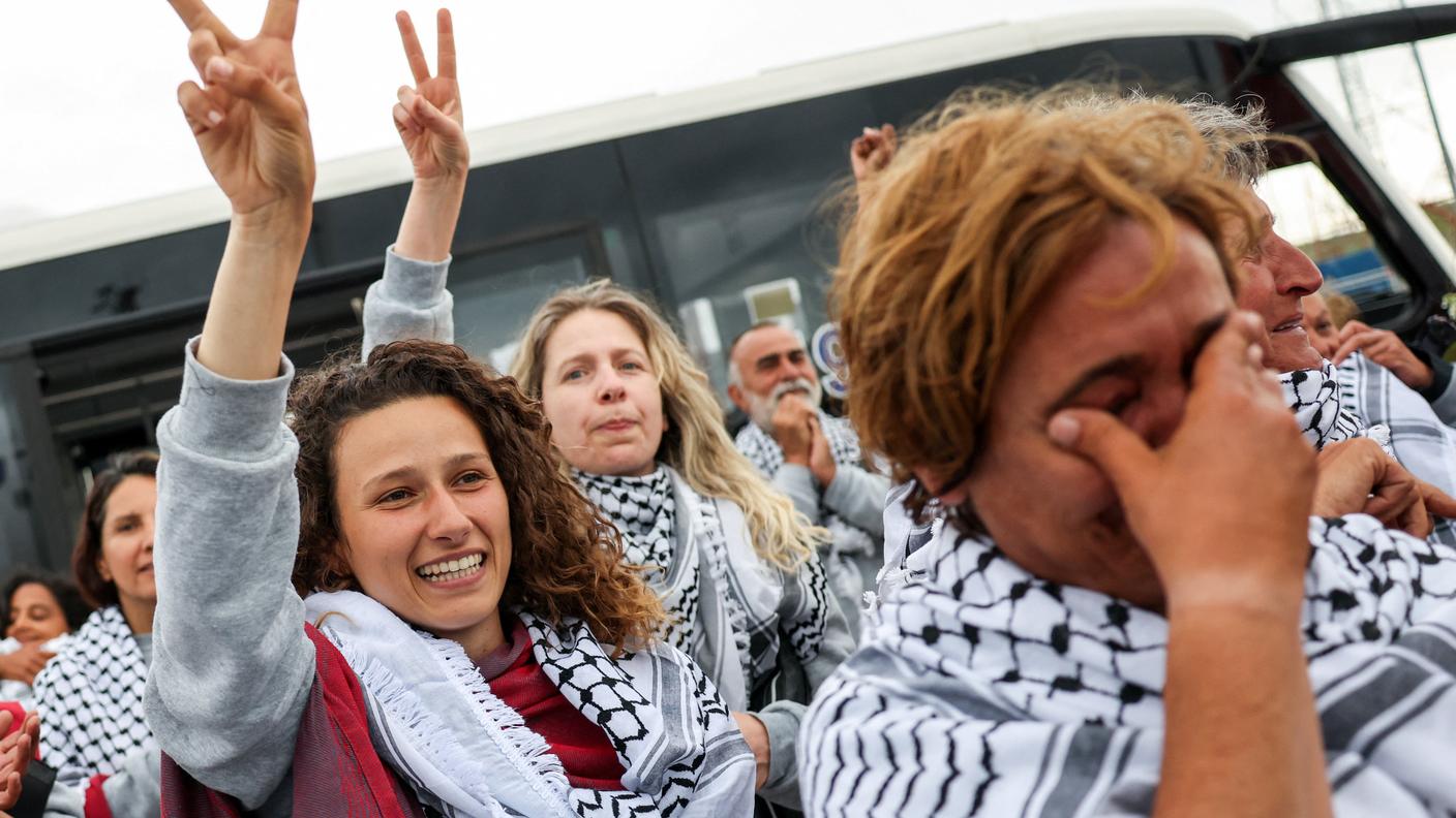 Sorrisi e pianto, l'arrivo all'aeroporto di Istanbul degli attivisti espulsi da Israele