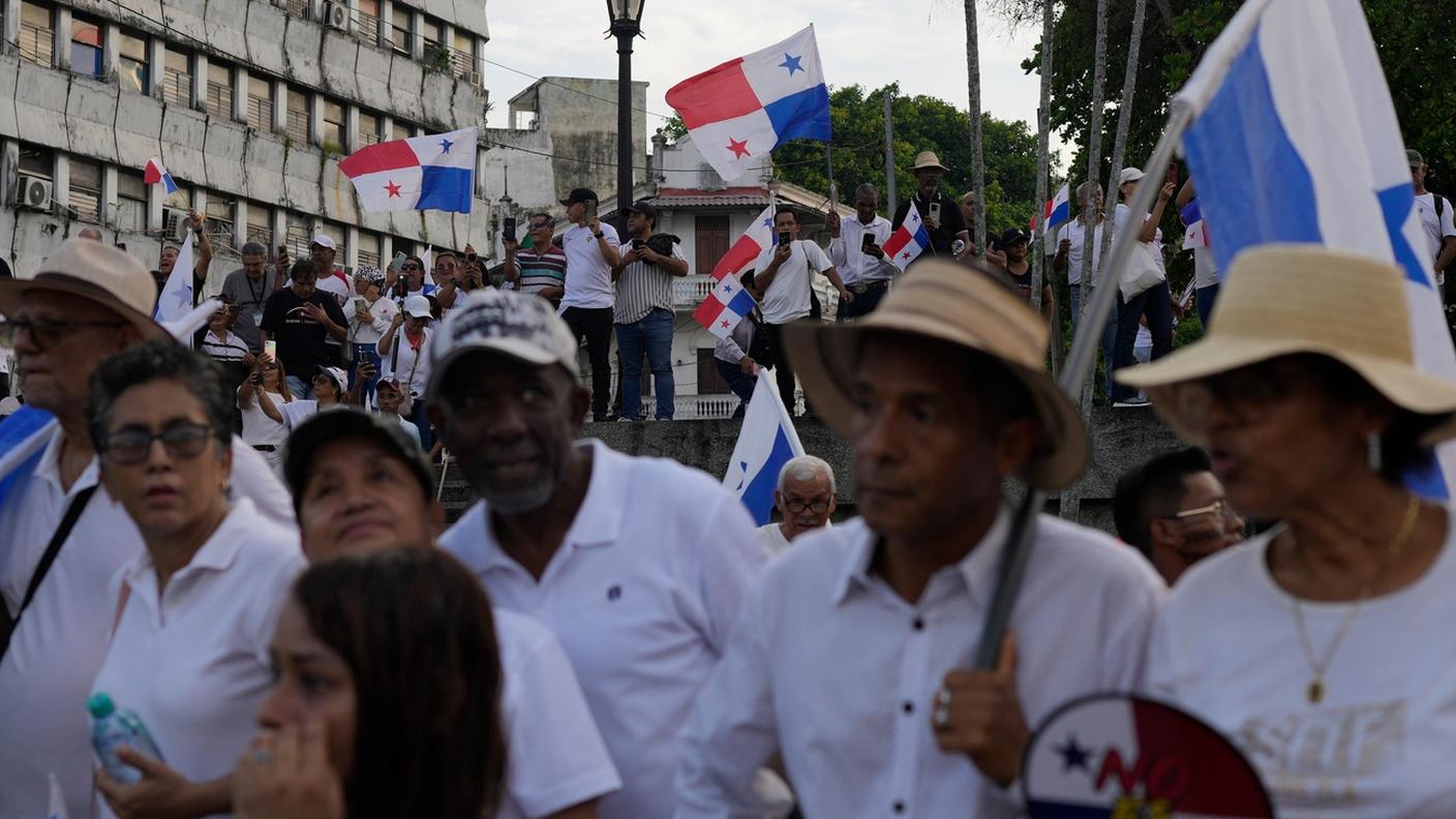 Manifestanti sfilano contro le politiche del presidente José Raúl Mulino