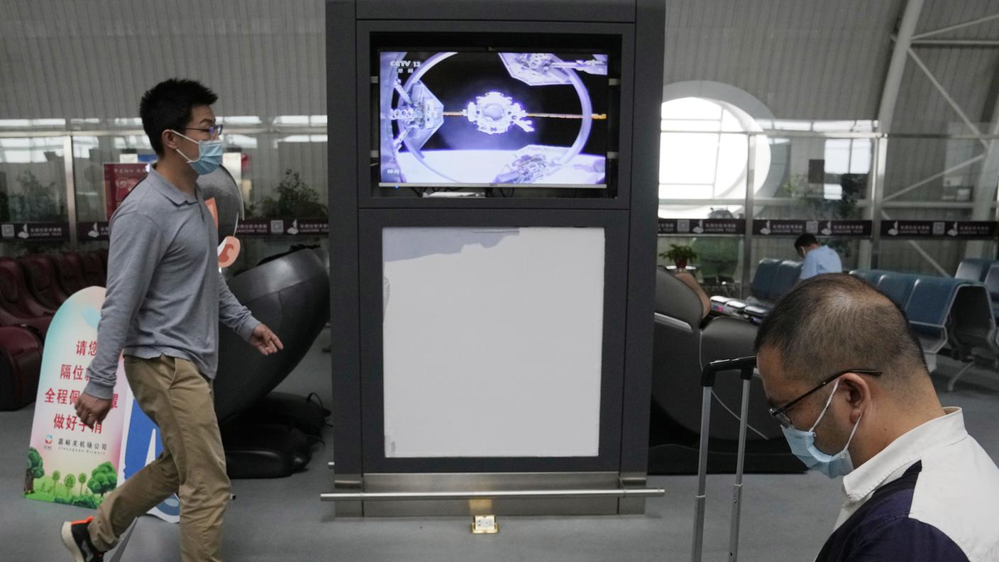 La manovra di attracco è stata trasmessa dalla televisione di Stato cinese