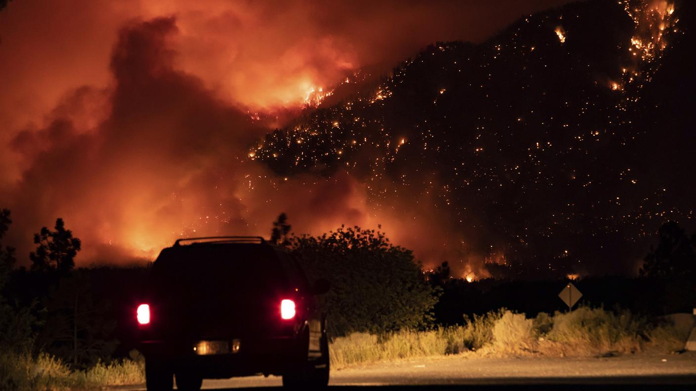 L'incendio che ha devastato Lytton, dove si era toccato il record di 49,6 °C