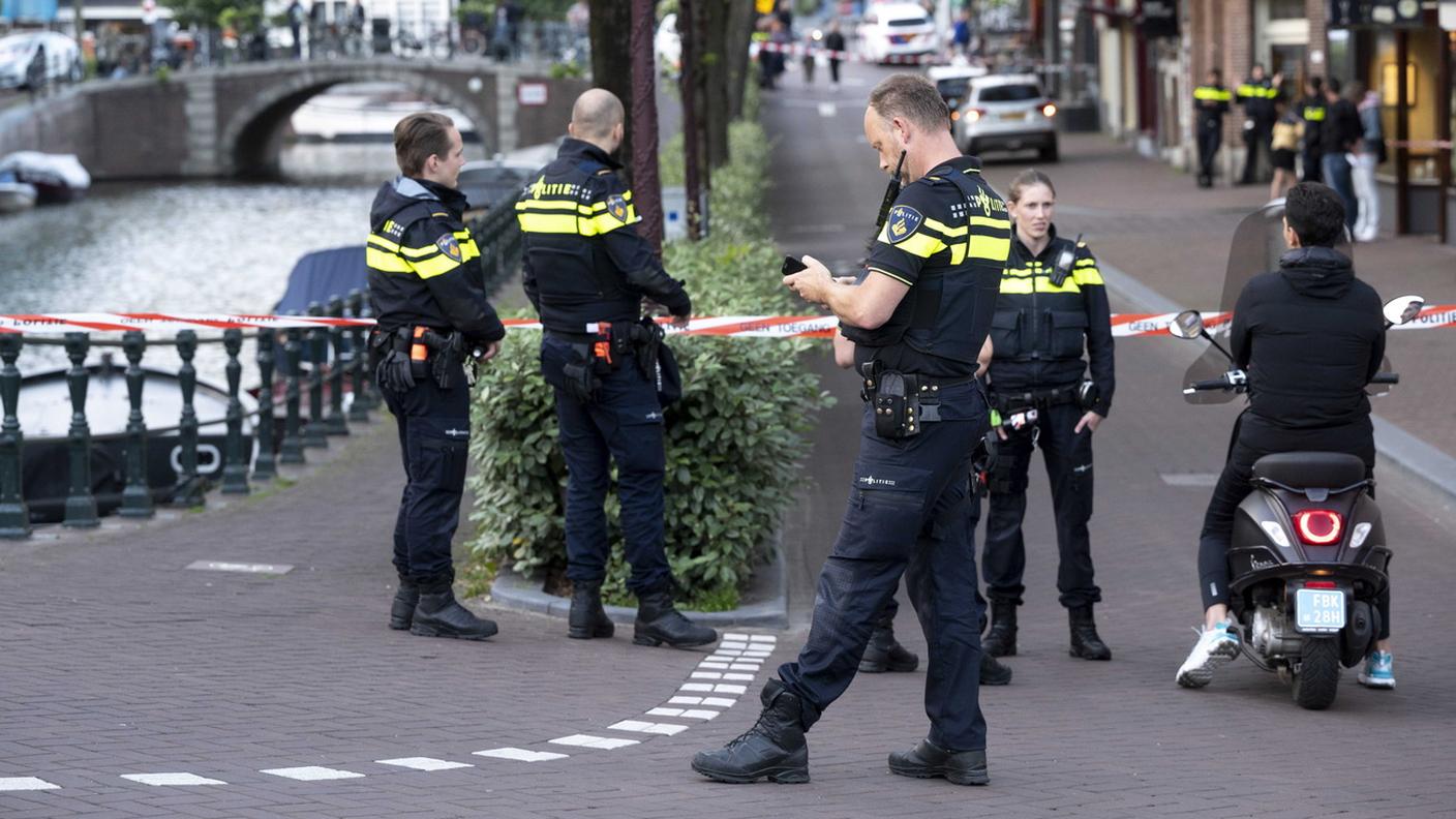 Agenti bloccano la scena del crimini ad Amsterdam