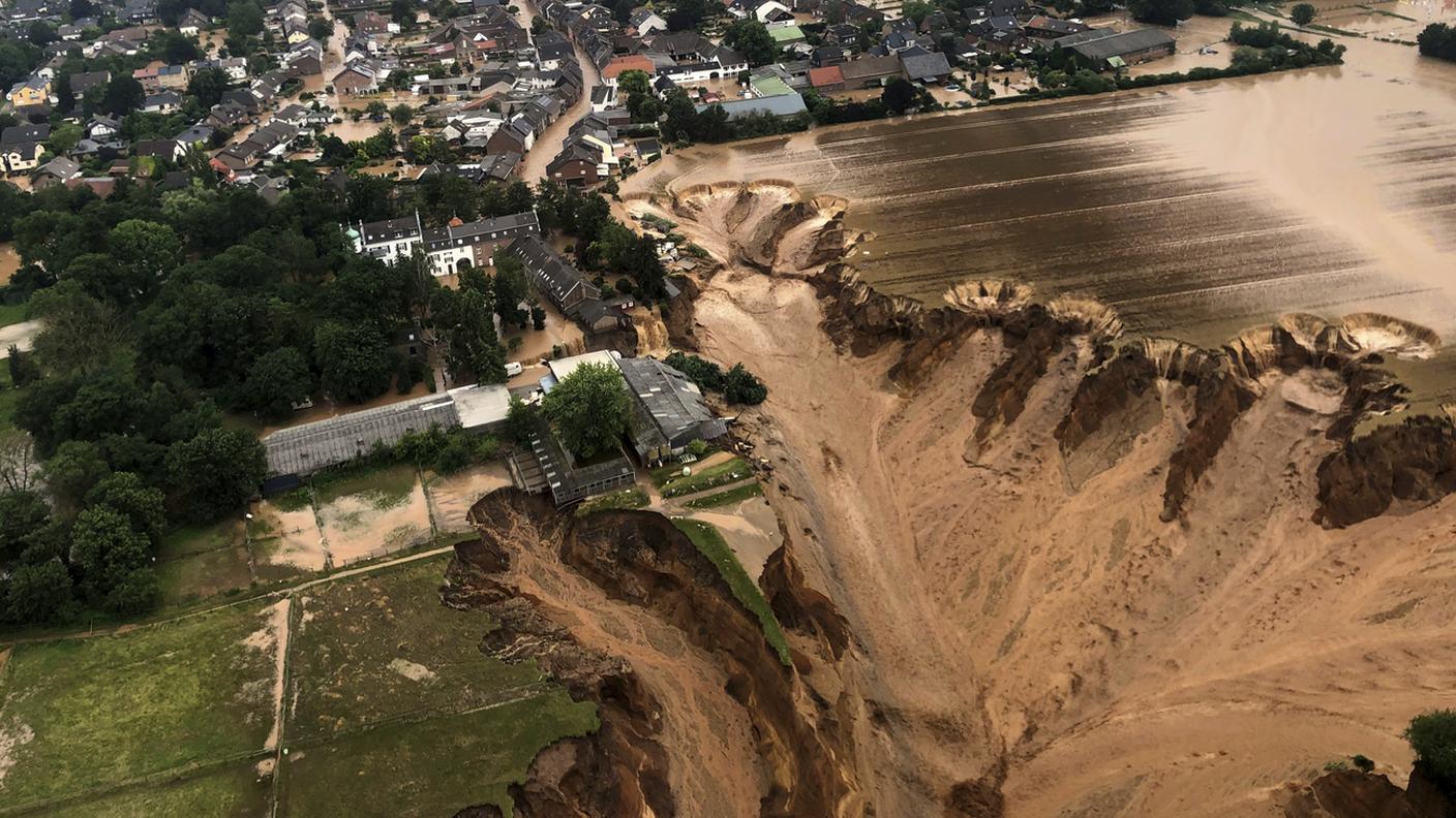 La voragine tra le case di Erftstadt, a sud-ovest di Colonia