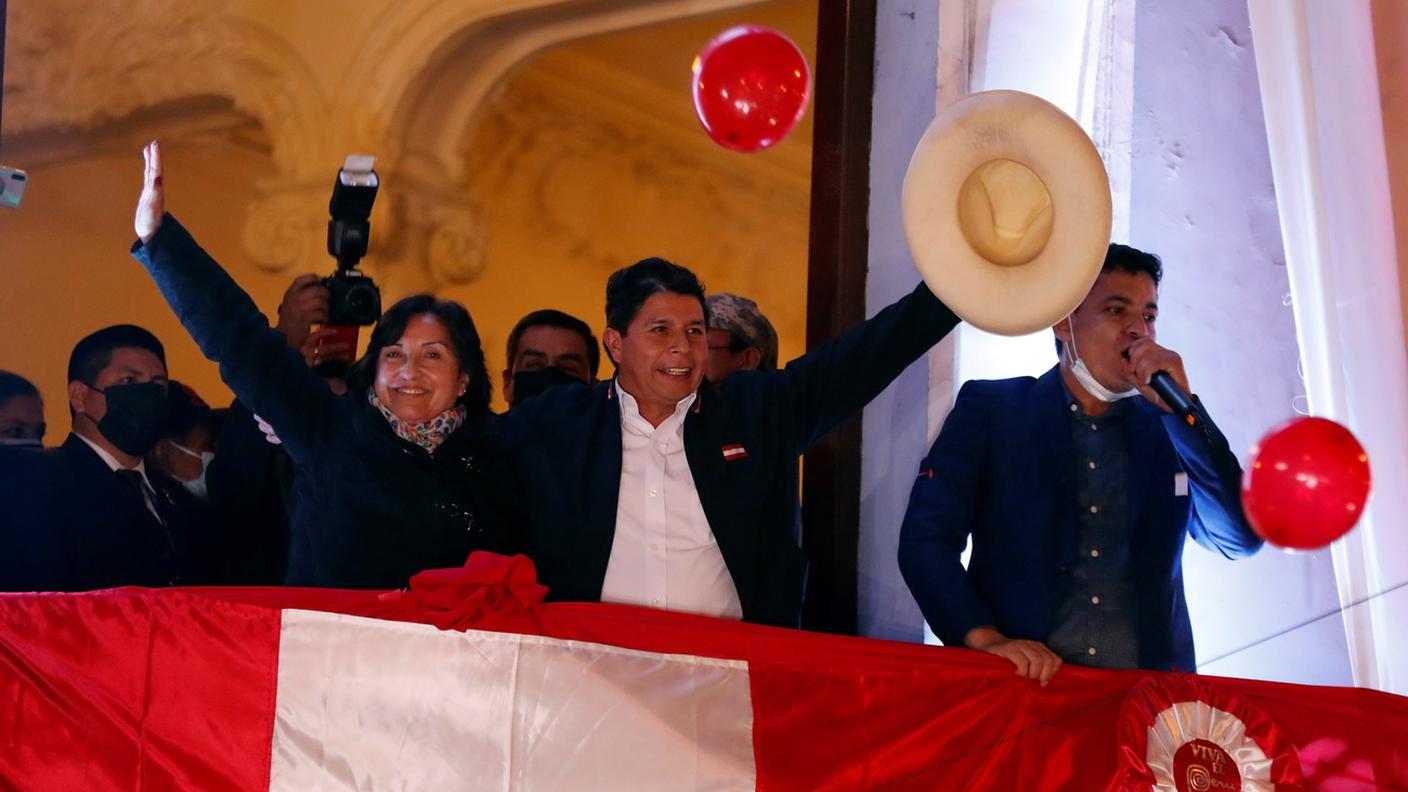 Il nuovo presidente, dopo la proclamazione ufficiale, si è rivolto raggiante ai suoi sostenitori dal balcone della sede del suo partito a Lima
