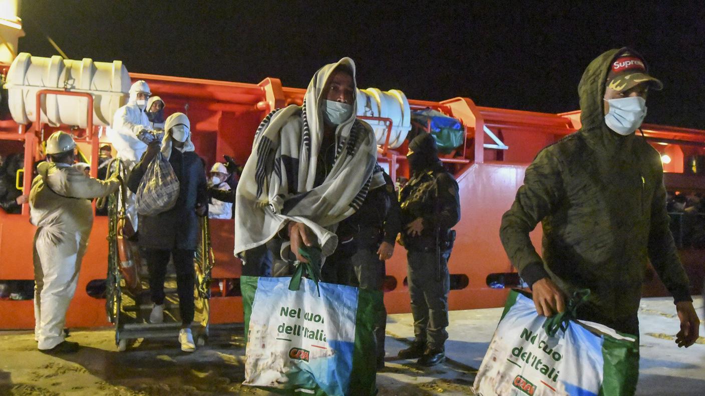 Soccorritori e motovedette hanno lavorato ininterrottamente tutta la notte 