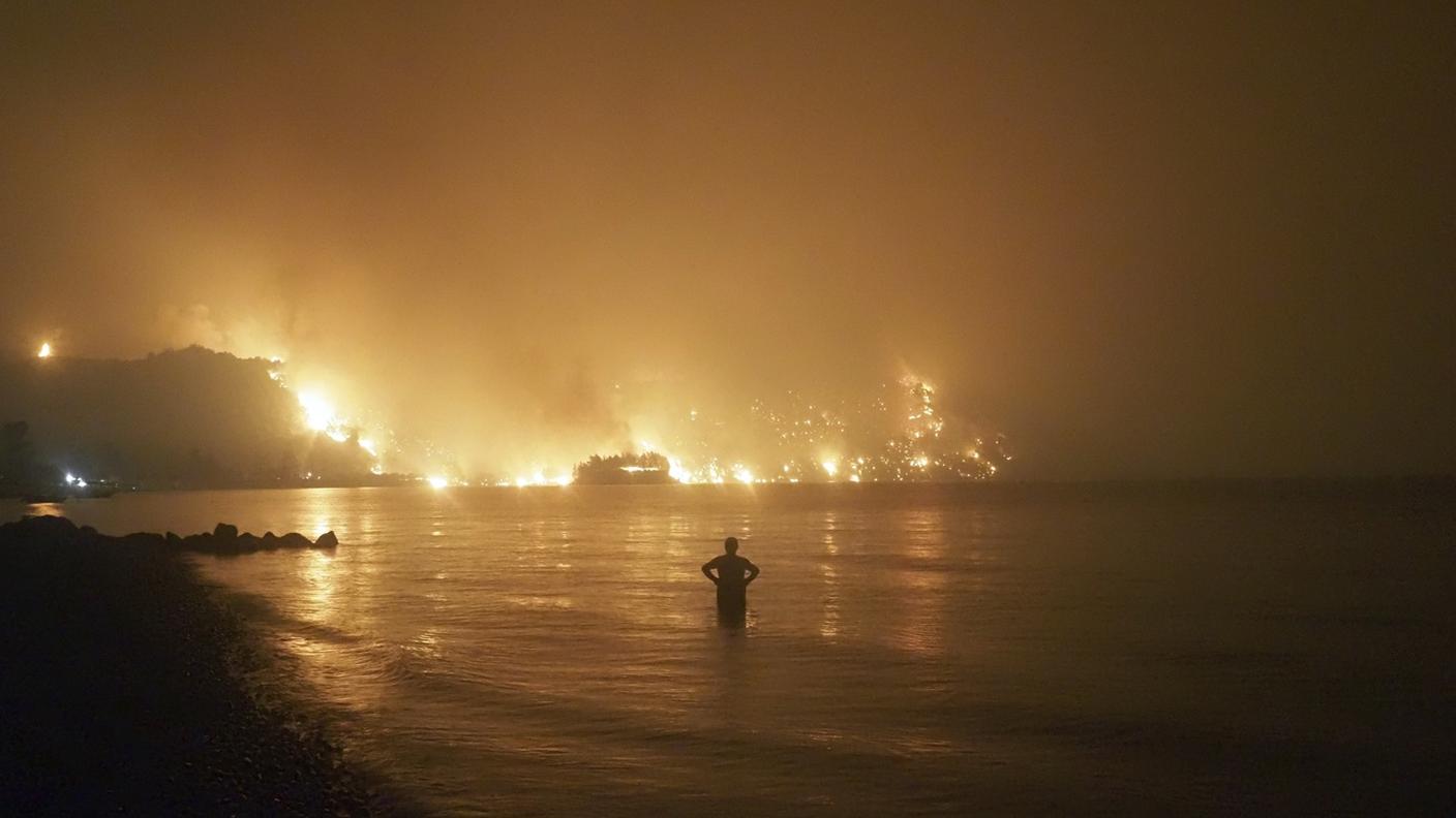 Un'immagine scattata questa notte sull'isola di Evia