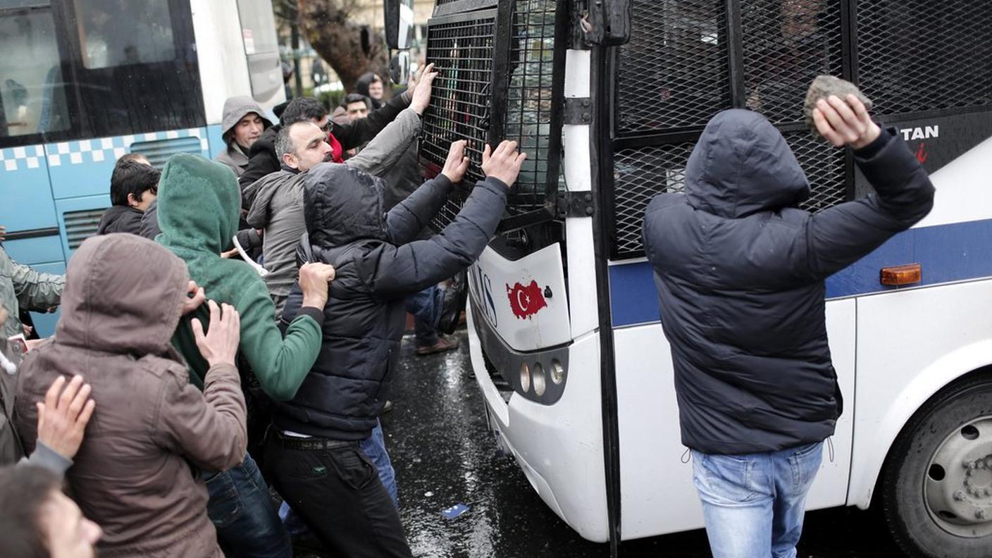 Le manifestazioni fuori dall'ospedale