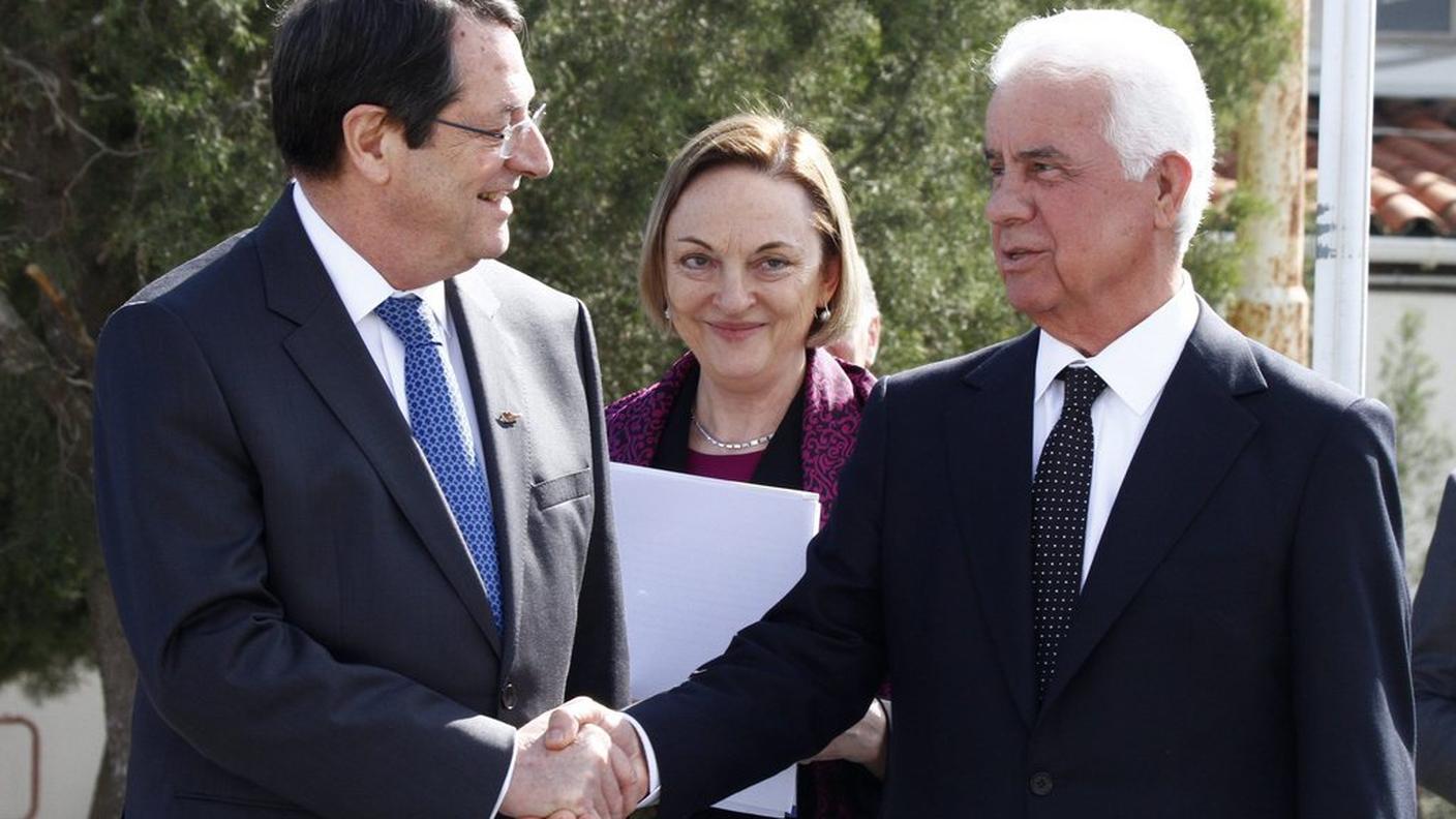 Il presidente cipriota Nicos Anastasiades , il leader turco-cipriota Dervis Eroglu  e la rappresentante speciale dell'ONU Lisa Buttenheim