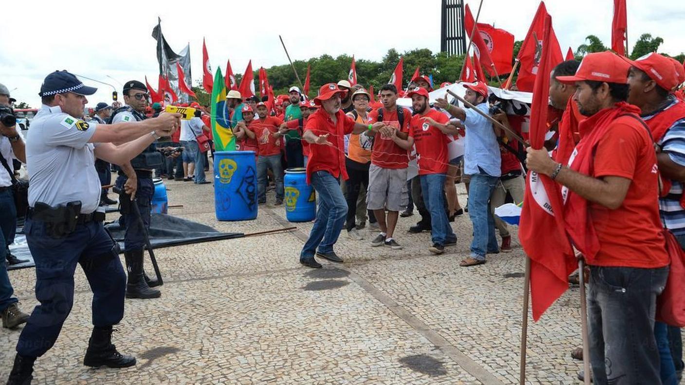 Immagine di una manifestazione del 12 febbraio a Brasilia. Non è la prima volta infatti che si verificano scontri come quelli di sabato