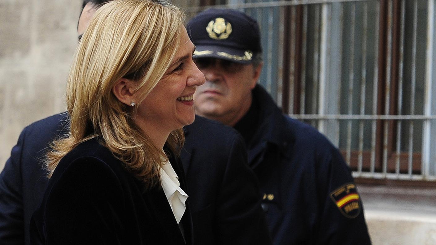 Arrivata in utilitaria, la 48enne principessa è apparsa distesa e sorridente di fronte a giornalisti e fotografi