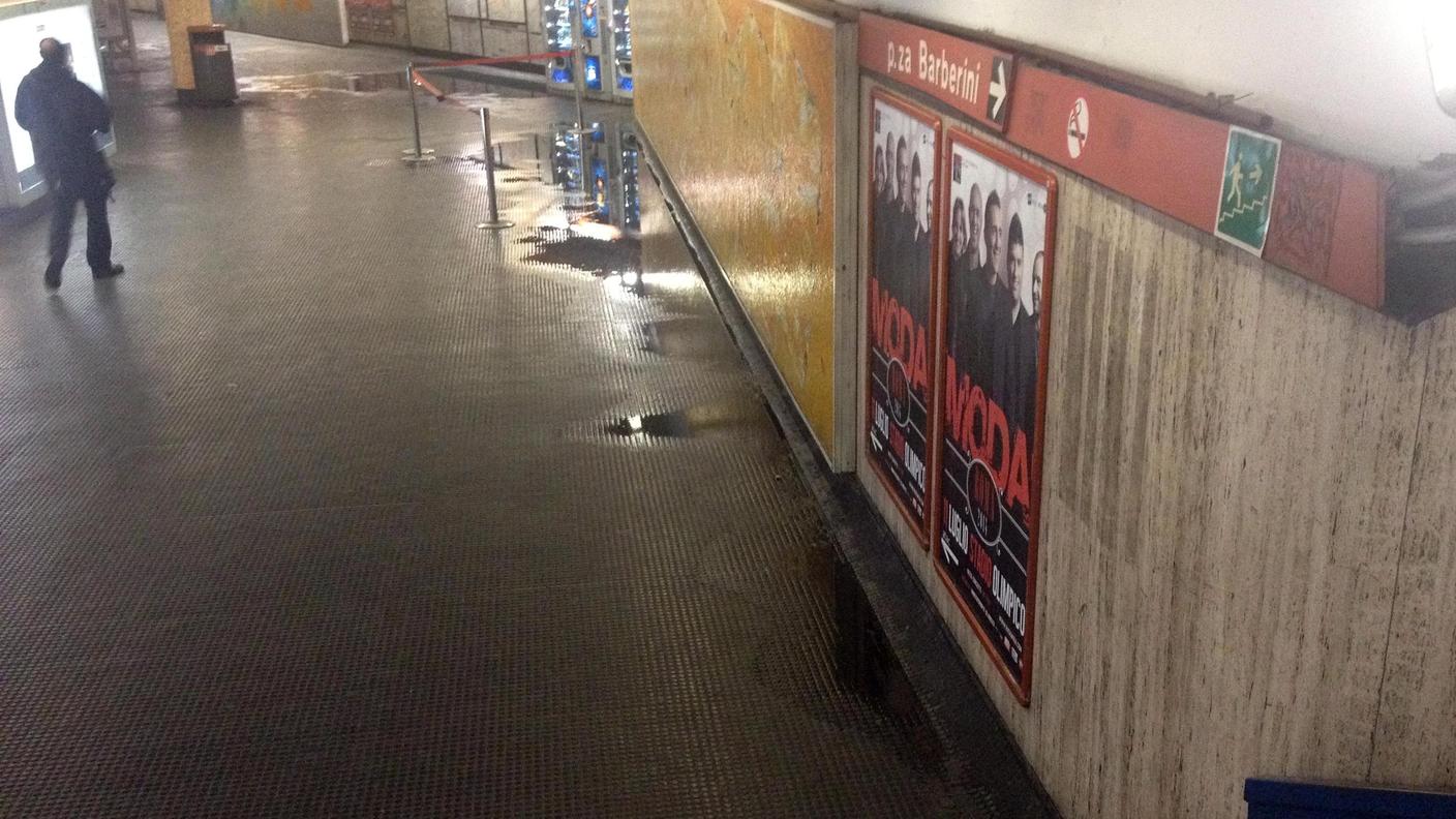 Una stazione allagata della metropolitana di Roma