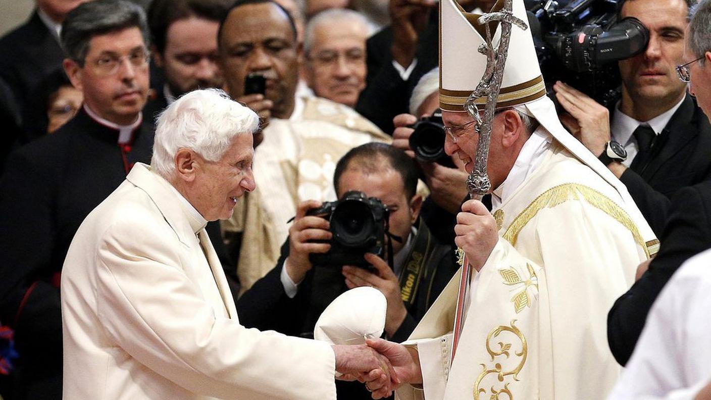 Papa Benedetto XVI e Papa Francesco si stringono la mano