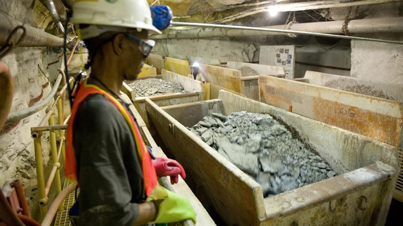 Un minatore attivo in una miniera d'oro in Sudafrica