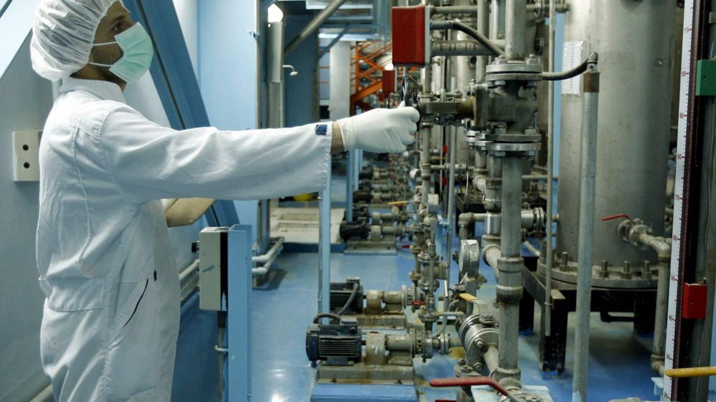 Un tecnico all'opera in una centrale nucleare iraniana