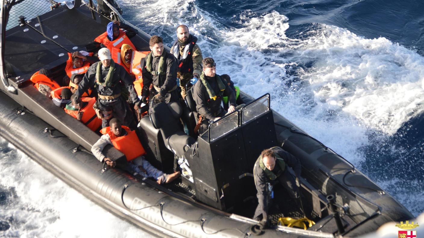 Fasi delle operazioni di soccorso da parte della Marina Militare italiana