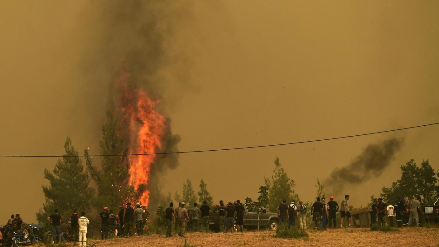 Lotta infinita contro le fiamme