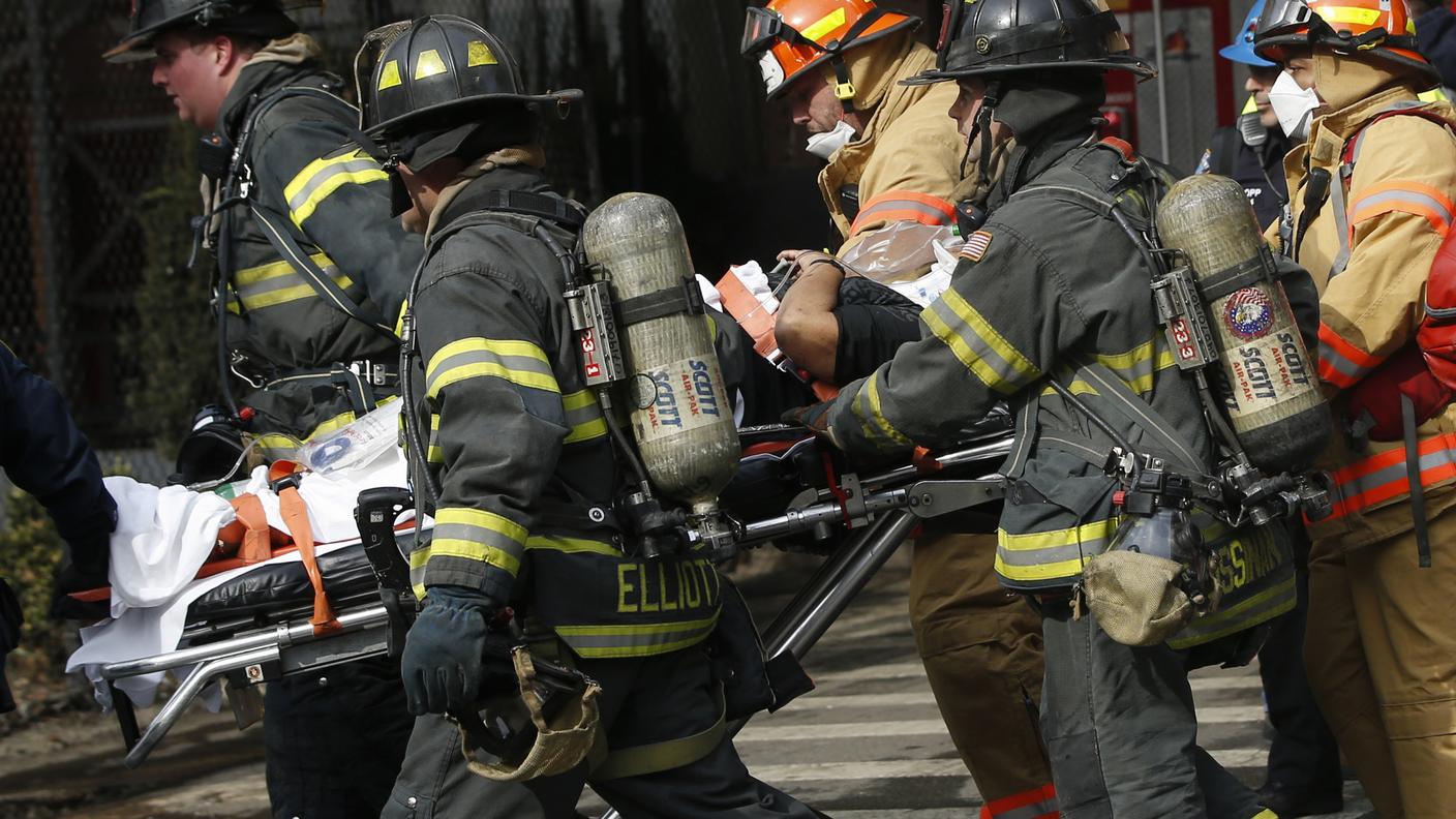 Le squadre di soccorso al lavoro, mercoledì a East Harlem