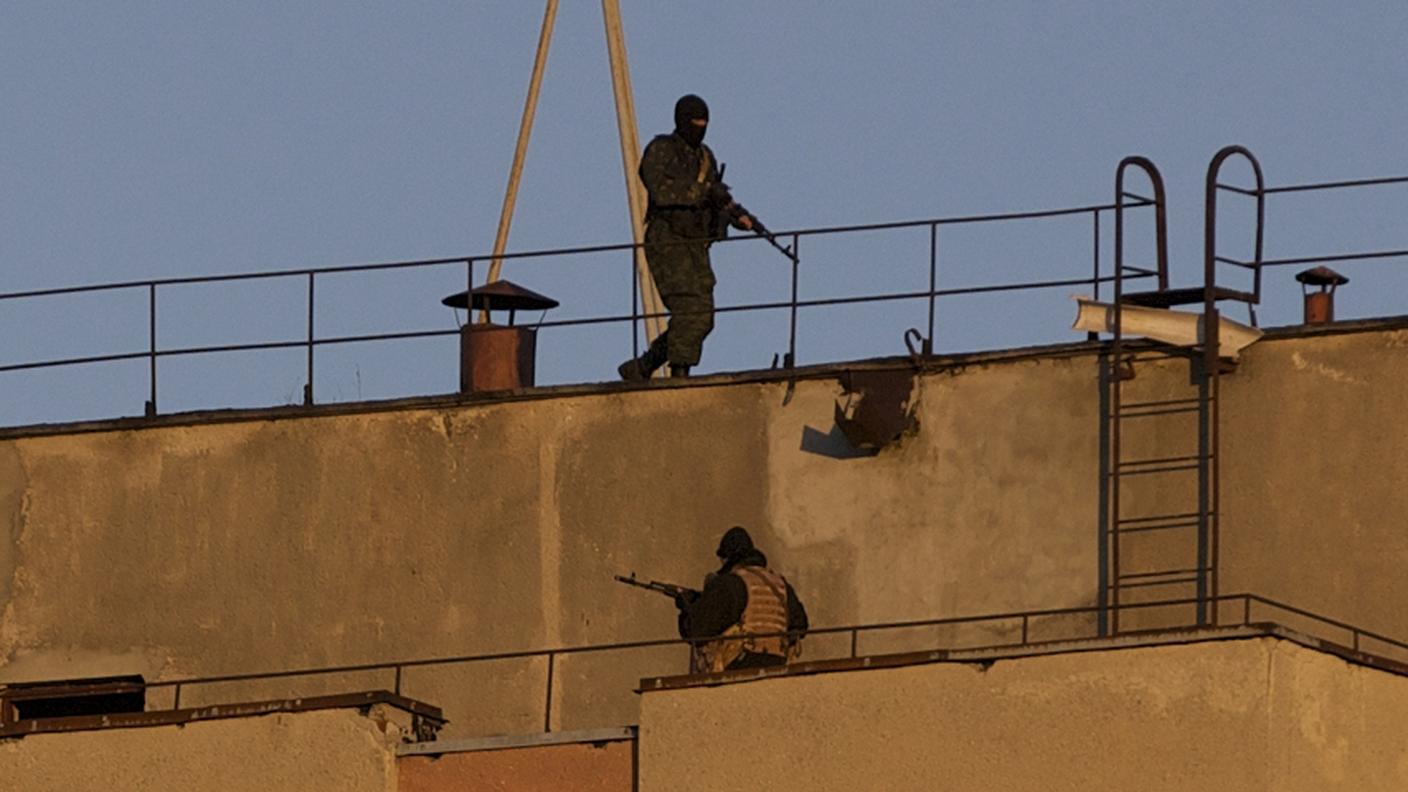 Soldati non identificati sul tetto di una caserma ucraina a Sinferopoli