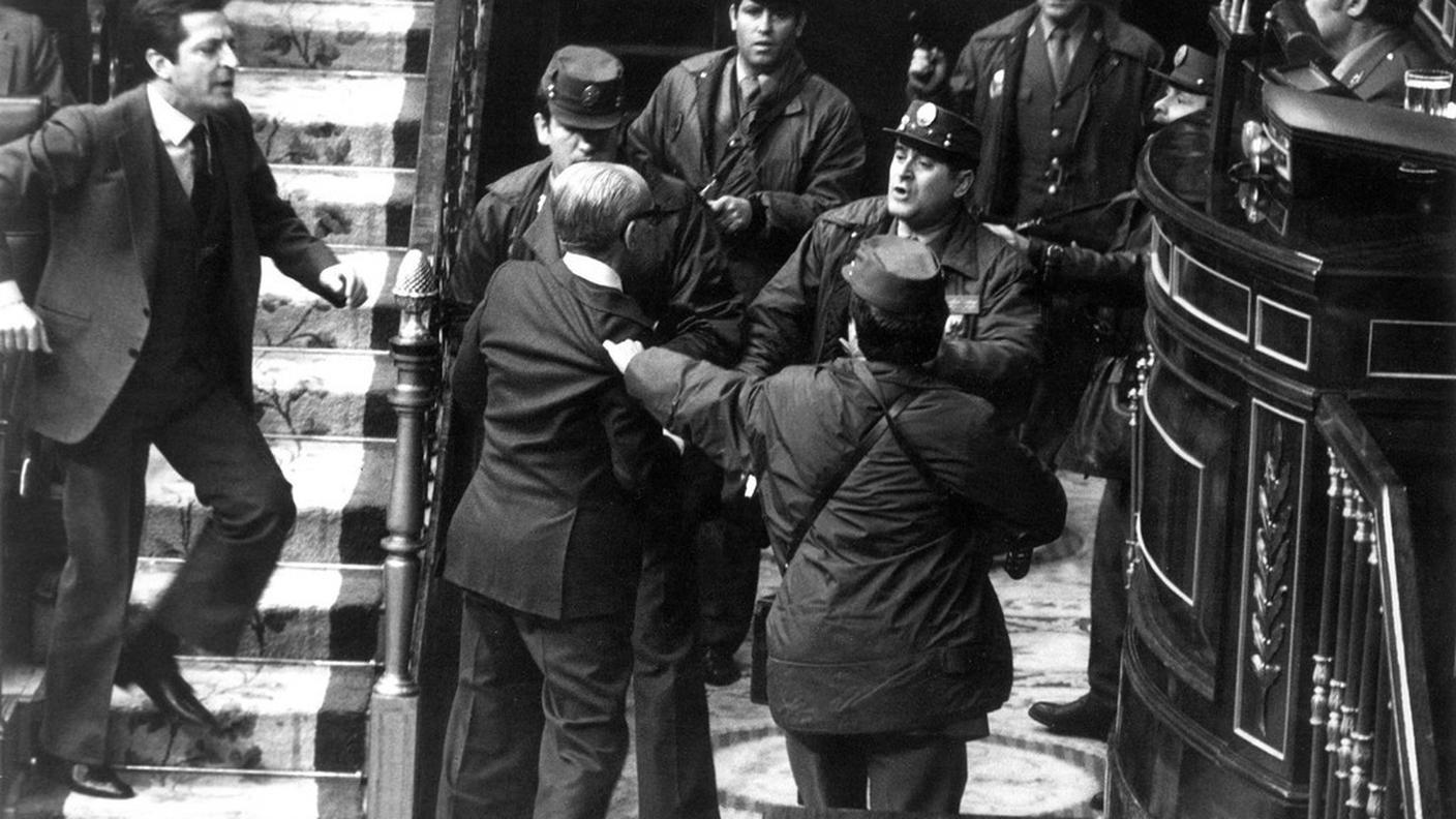 Un'immagine drammatica. Adolfo Suarez, a sinistra, durante il tentato colpo di stato del 23 febbraio del 1981, quando i militari irruppero nella Camera dei deputati