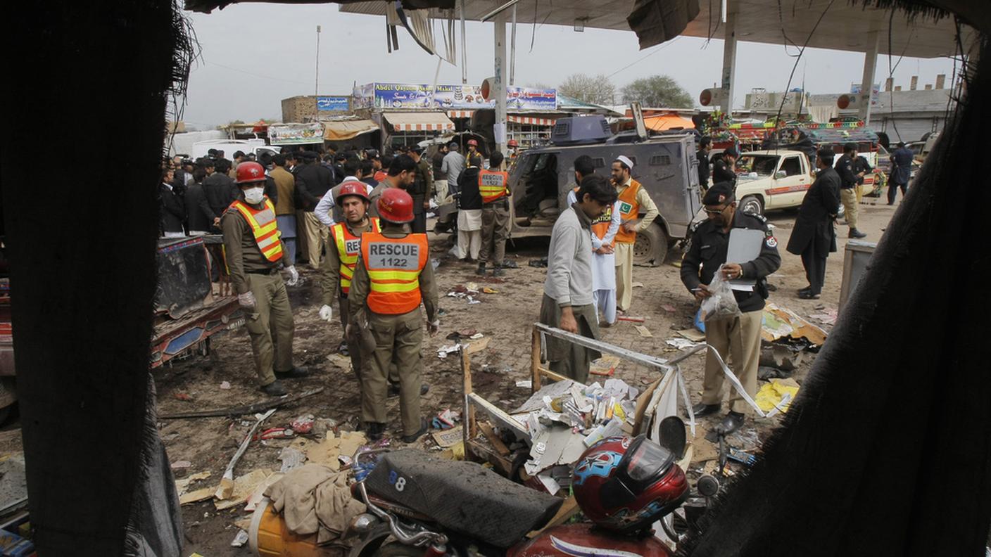 Le forze dell'ordine pakistane sul luogo dell'attentato a Peshawar
