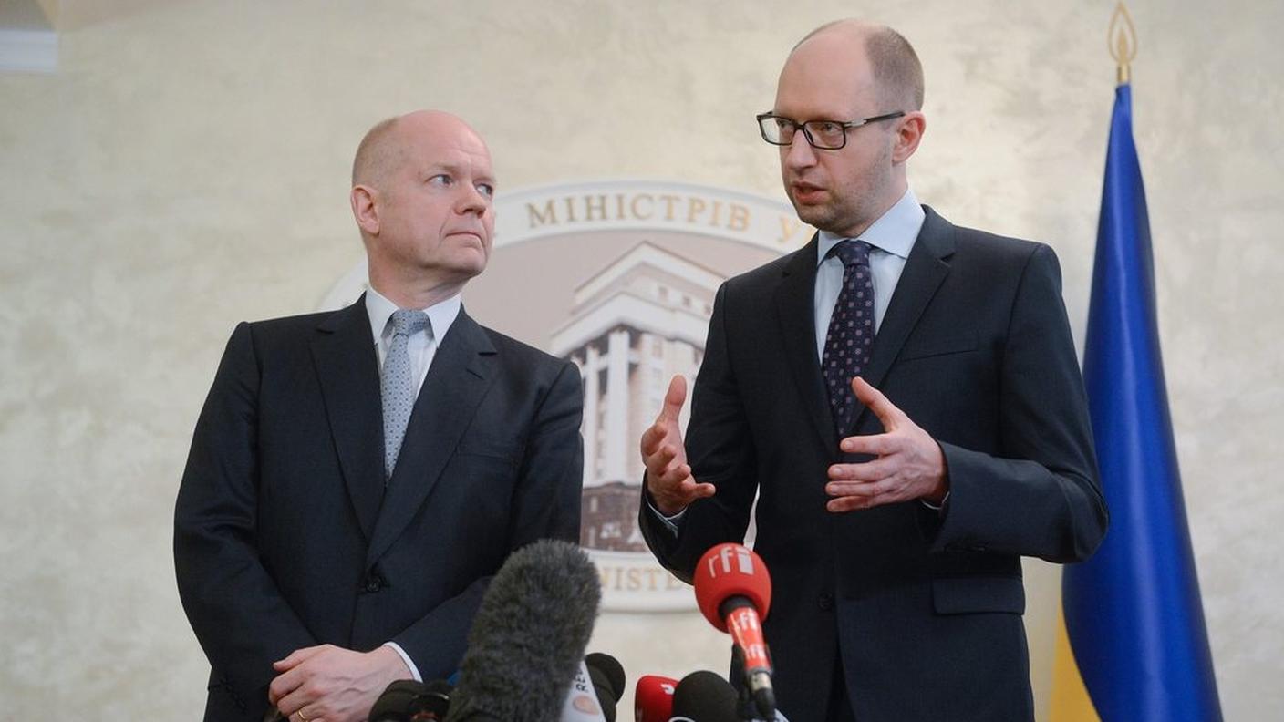 Iatseniuk  con il capo della diplomazia britannica William Hague, che oggi a Kiev ha parlato della più grave minaccia alla stabilità in Europa dalla fine della Guerra fredda