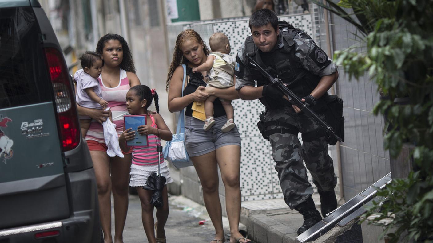 Militari e polizia in azione qualche giorno fa nella favela di Maré