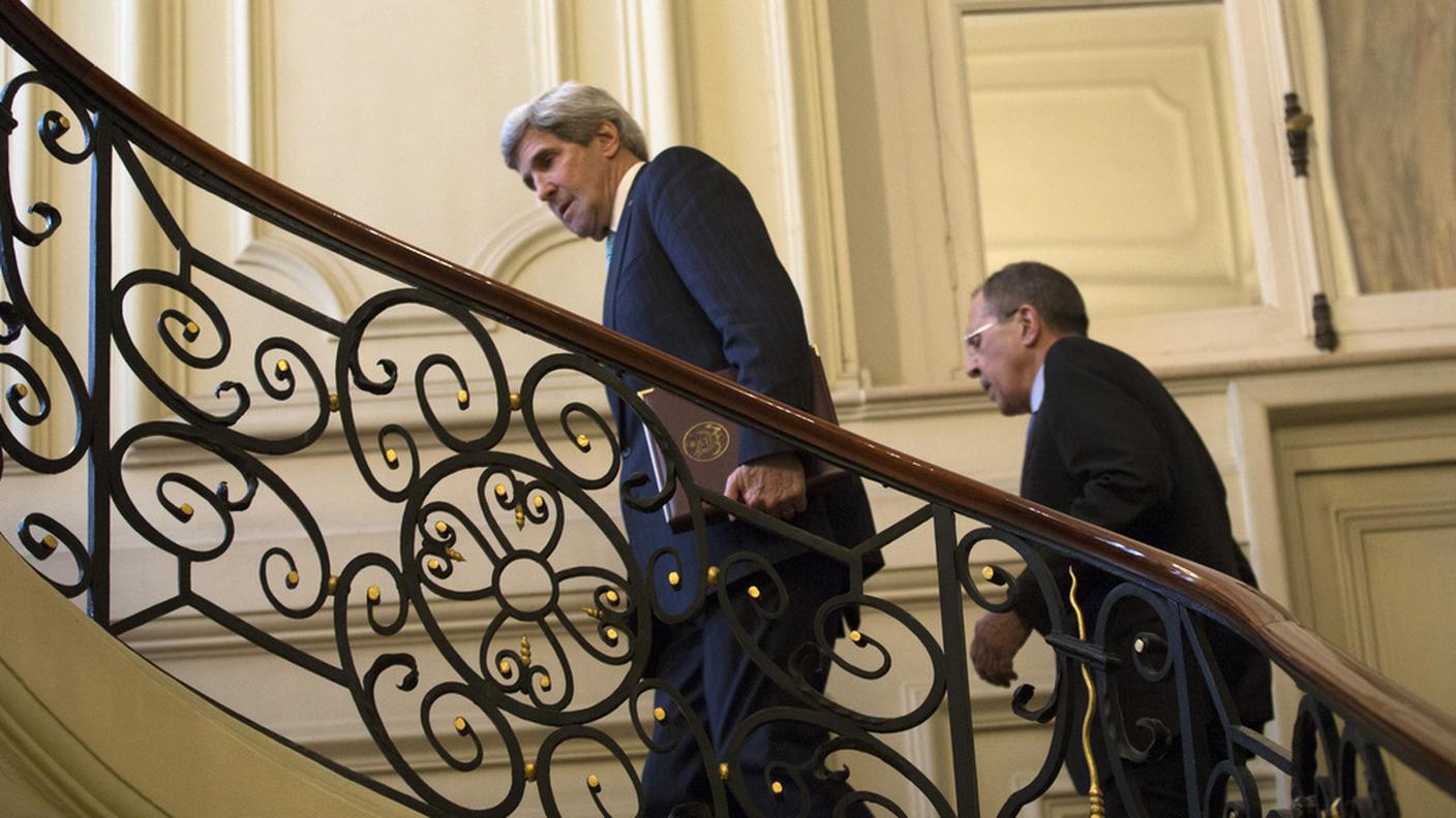 Kerry e Lavrov prima del vertice di mercoledì all'Ambasciata di Russia a Parigi