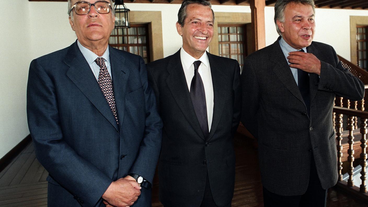 Adolfo Suarez nel 1998 con i suoi successori alla testa del Governo di Madrid: a sinistra, il centrista Leopoldo Calvo Sotelo  e il socialista Felipe Gonzalez, nel 1982