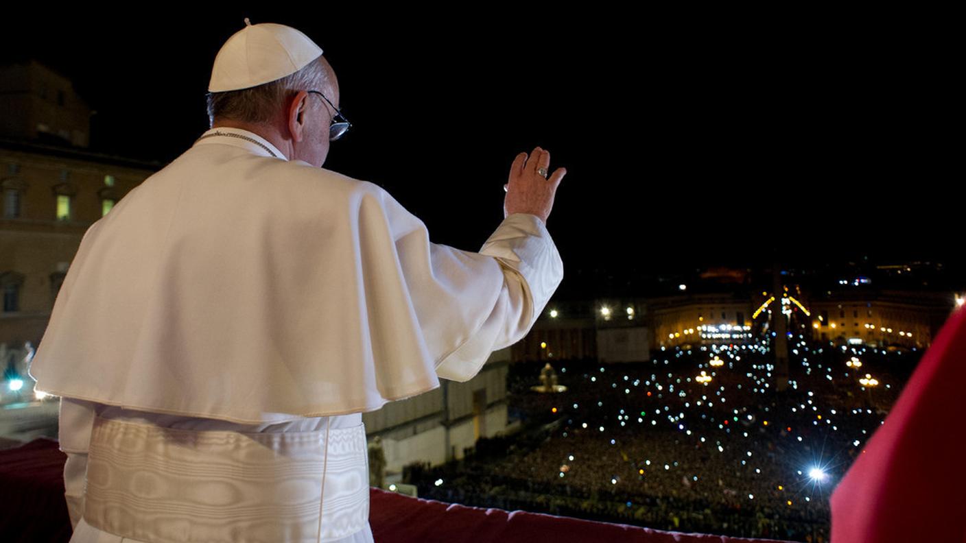 13 marzo 2013: il primo saluto ai fedeli riuniti in piazza San Pietro