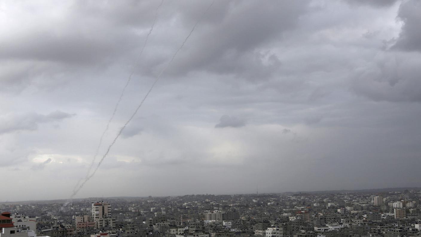 Scie di fumo lasciate dai missili sopra Gaza