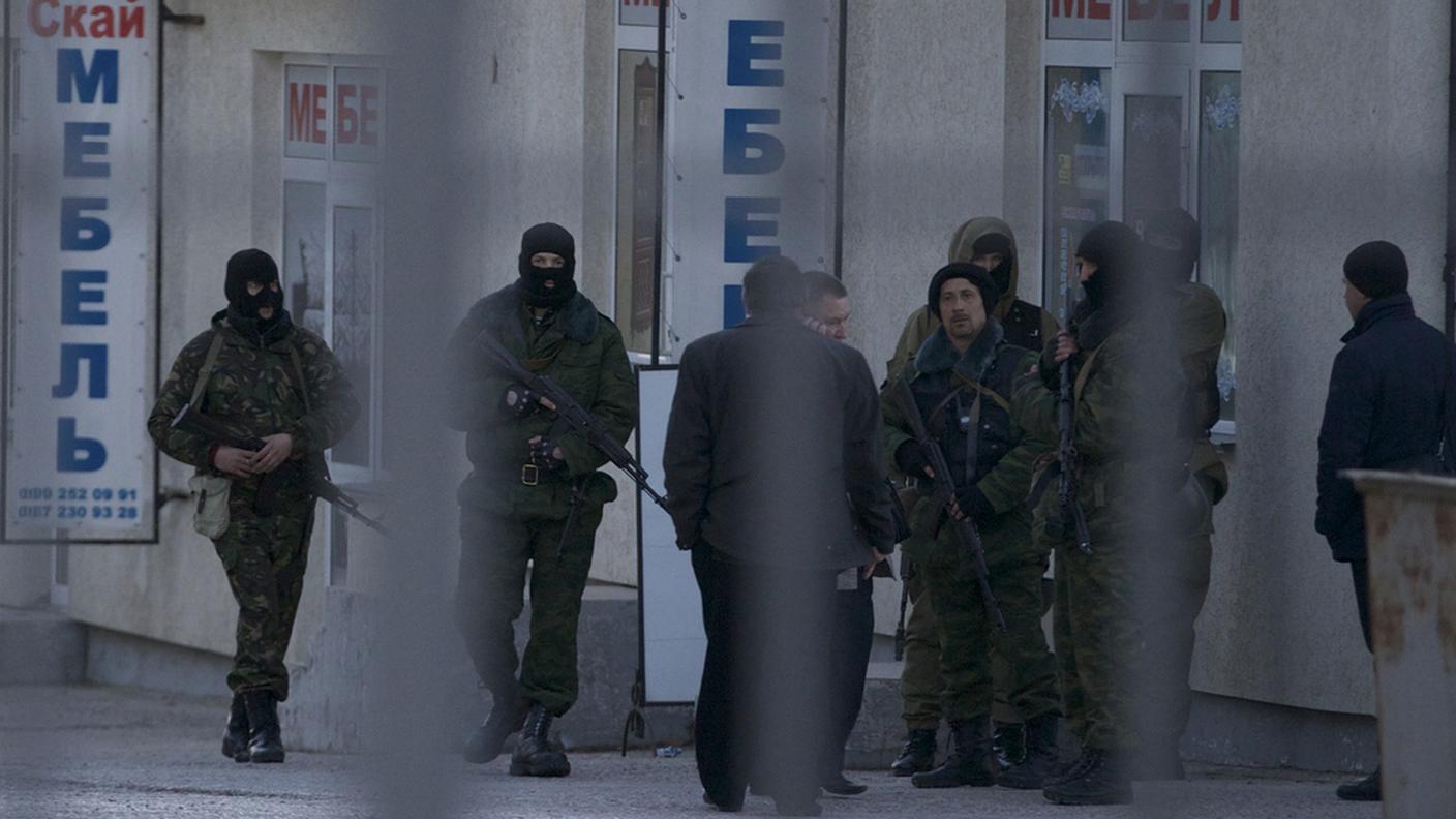 Soldati non identificati vicino ad una base ucraina