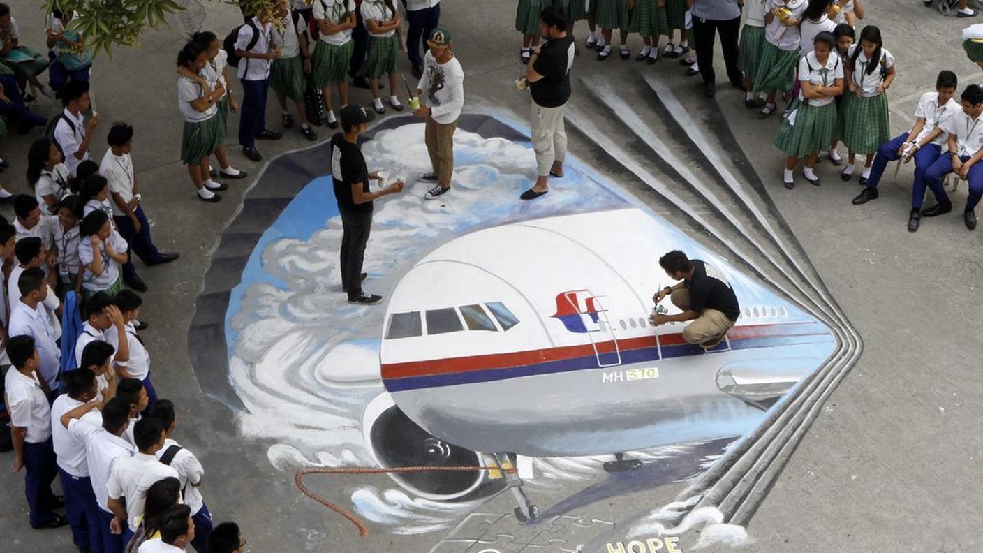 Speranza e solidarietà per gli occupanti del volo MH370 espresse a Manila da un artista locale