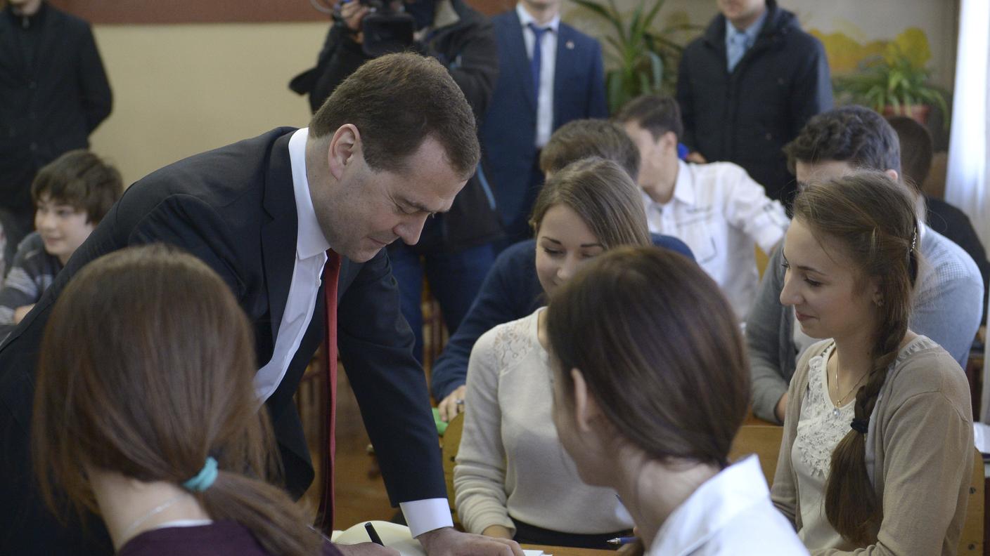 Medvedev in Crimea ha visitato anche una scuola