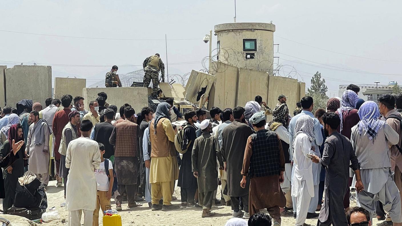 Situazione drammatica all'aeroporto di Kabul, unica via di fuga per l'estero