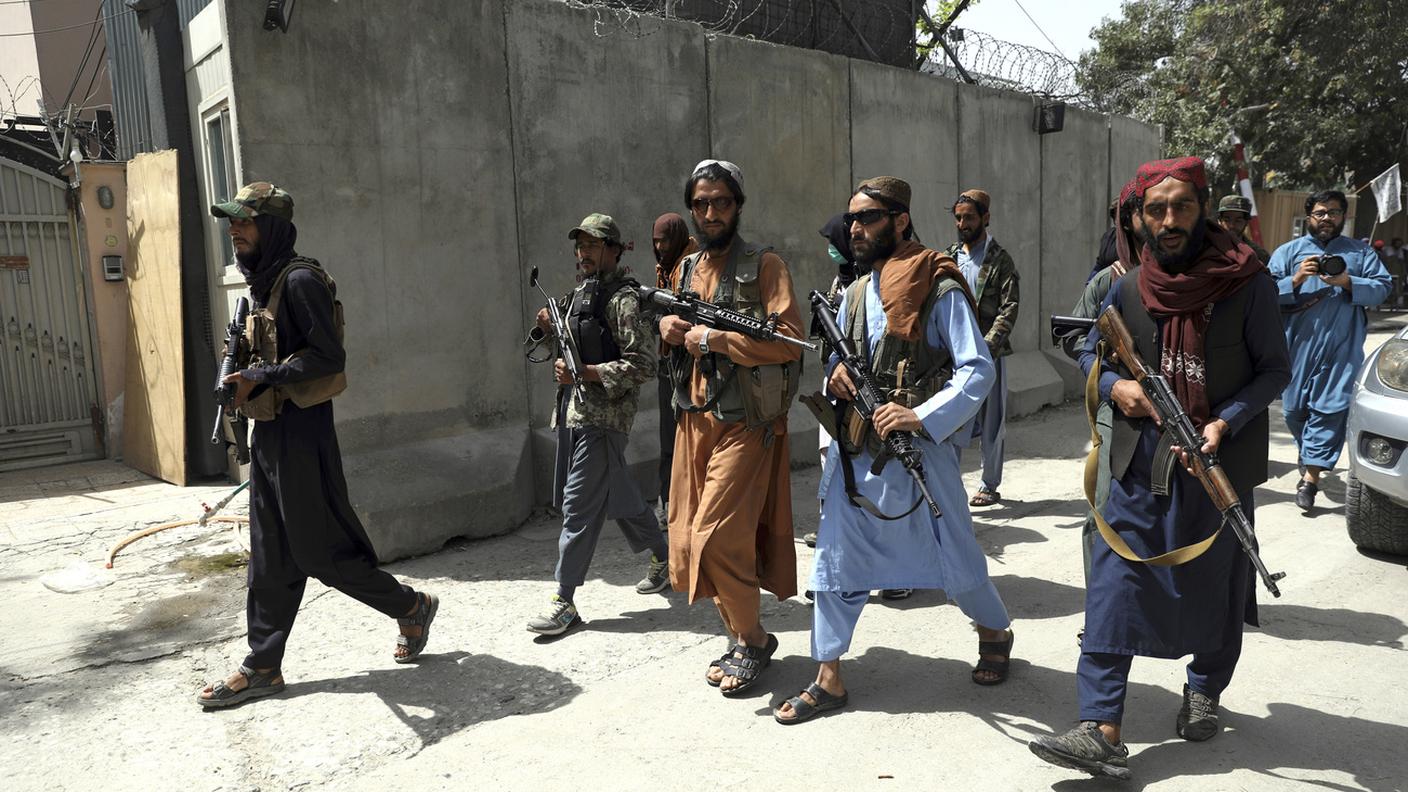 Talebani pattugliano le strade vicino a Kabul