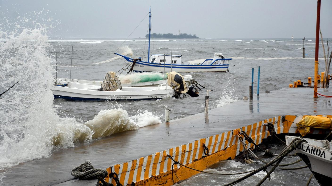 I venti di Grace sferzano il porto di Veracruz, in Messico