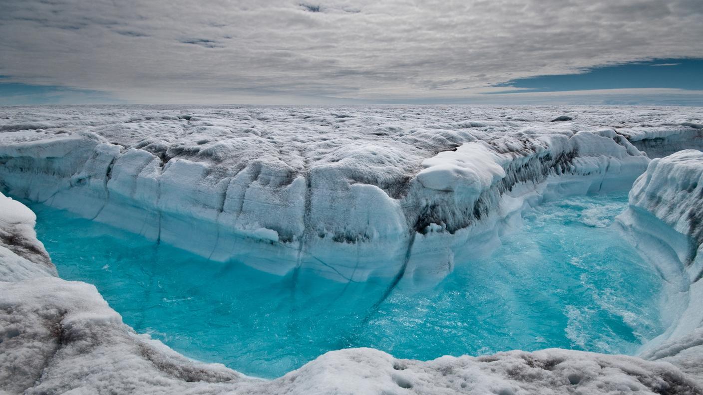 L'acqua di fusione che scorre lungo la superficie dello strato di ghiaccio della Groenlandia 