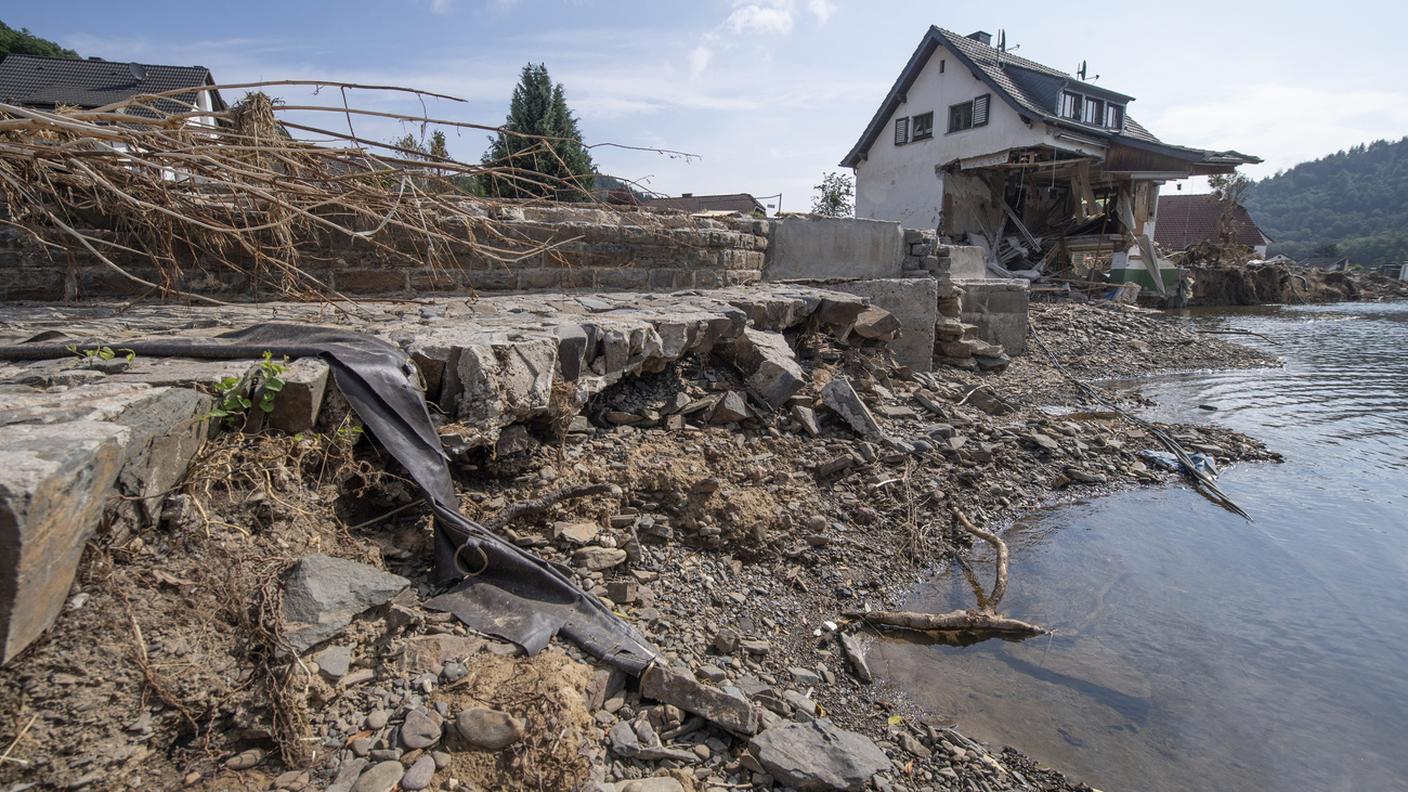Una casa completamente distrutta dall'alluvione a Insul, in Germania