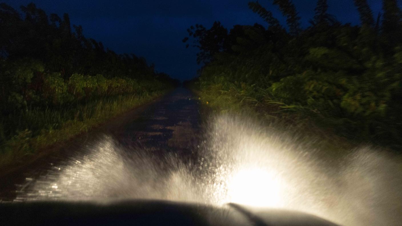 Un'auto alle prese con le intense piogge provocate dall'uragano a Cuba. Con lo spostamento verso gli Stati Uniti, Ida potrebbe risultare più devastante di Katrina
