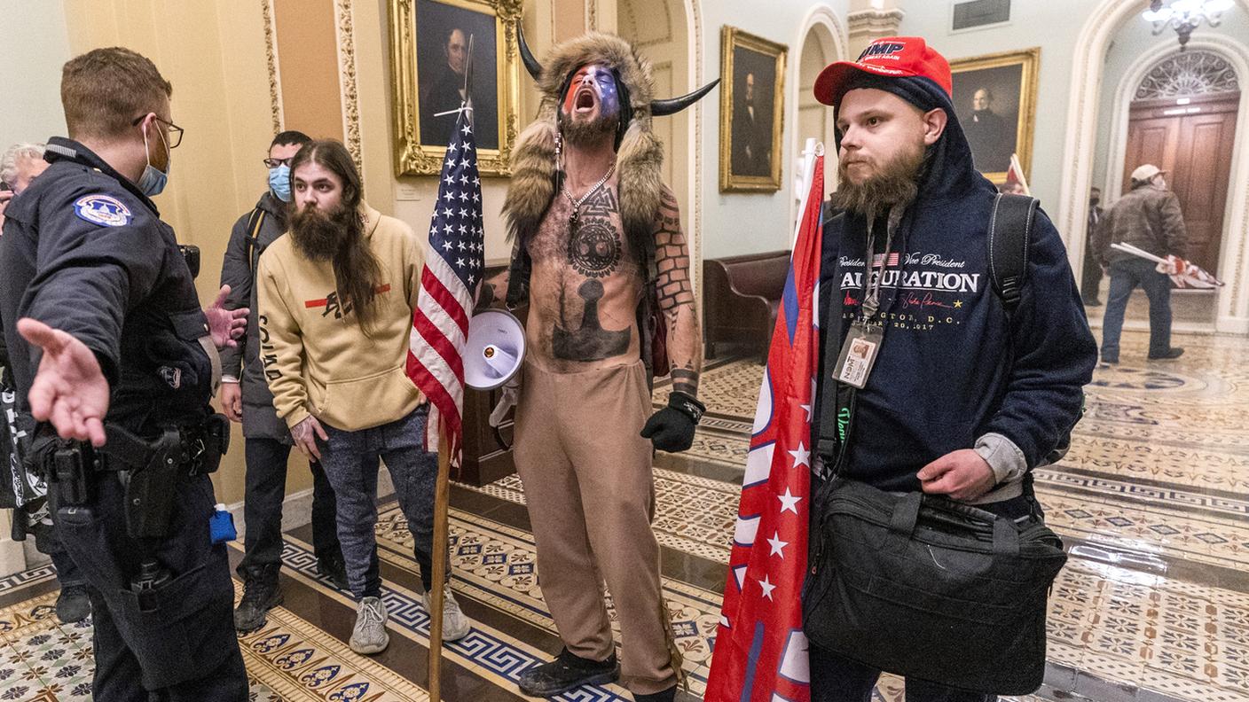 Dorso nudo, pelli di orso e tatuaggi, così si presento all'assalto di Capitol Hill