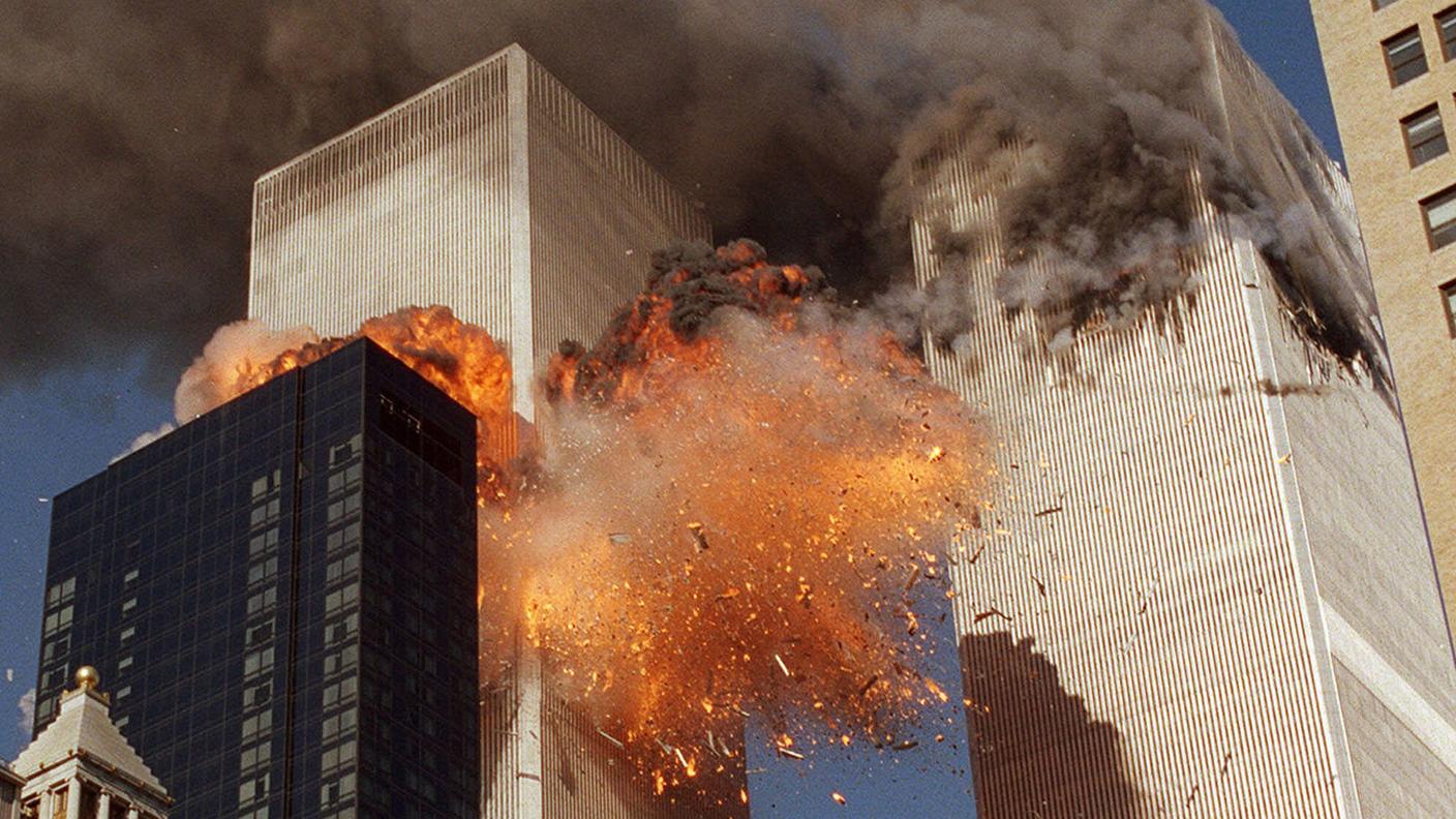 11/9/2001: L'impatto del secondo aereo sulla Torre Sud del WTC, la torre Nord è già in fiamme