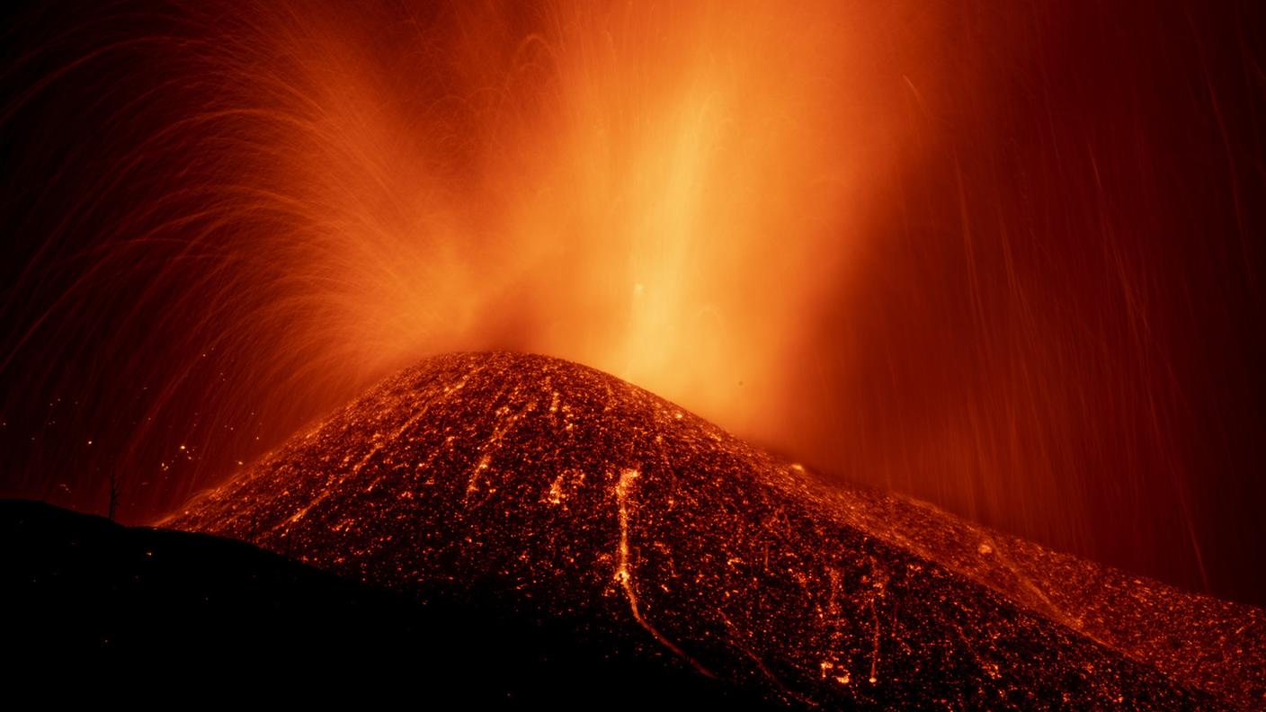 Le spettacolari immagini del vulcano in eruzione